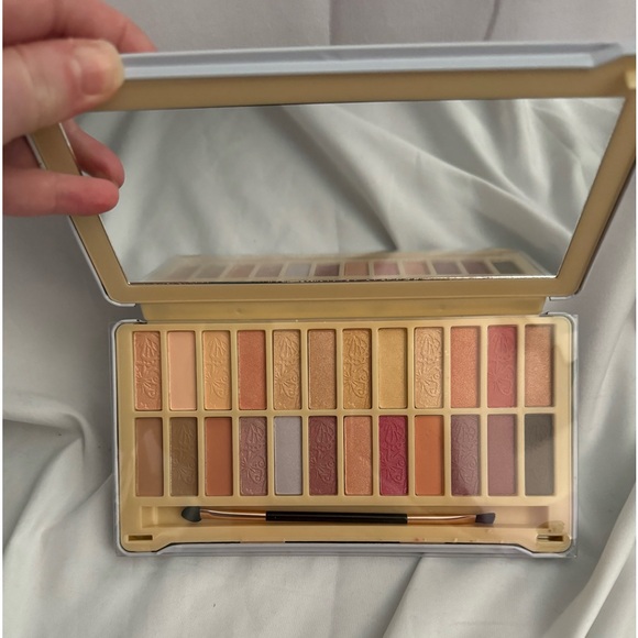 Nicole by Nicole Miller Other - NWT Nicole Miller eyeshadow